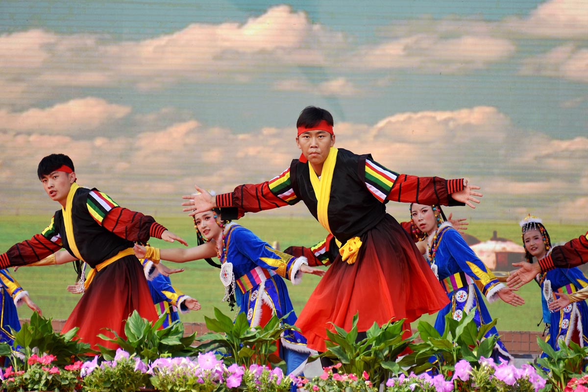 十年校庆西藏学子舞蹈震撼全场